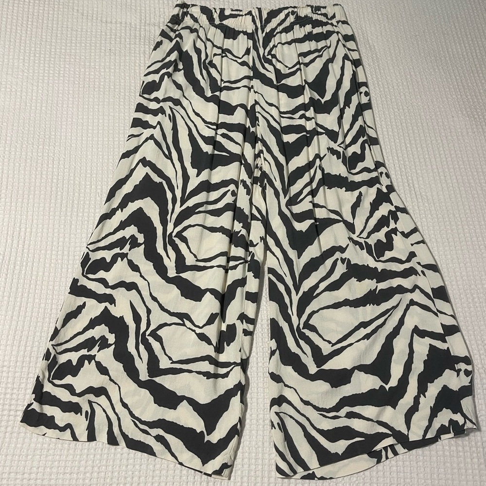 H&M gray and cream Zebra Print Wide-Leg Pants super soft, size M Vacation wear